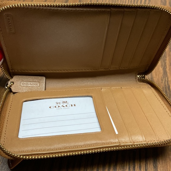 Tan/light brown Coach wallet. Lightly used condition - Picture 3 of 11